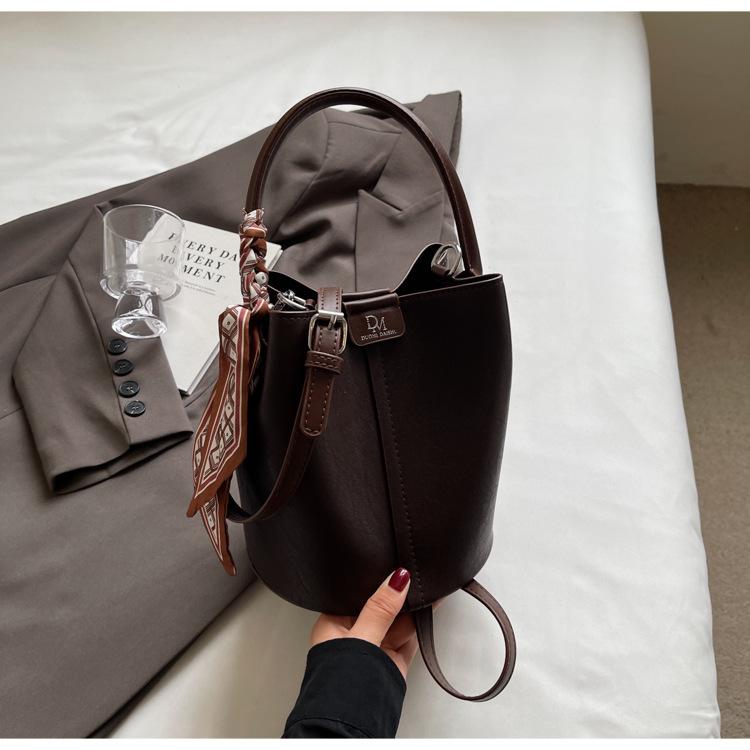 

Высококачественная сумка-ведро нишевого дизайна, женская, новая осенняя универсальная сумка-мессенджер в стиле ретро 2024 года чёрный