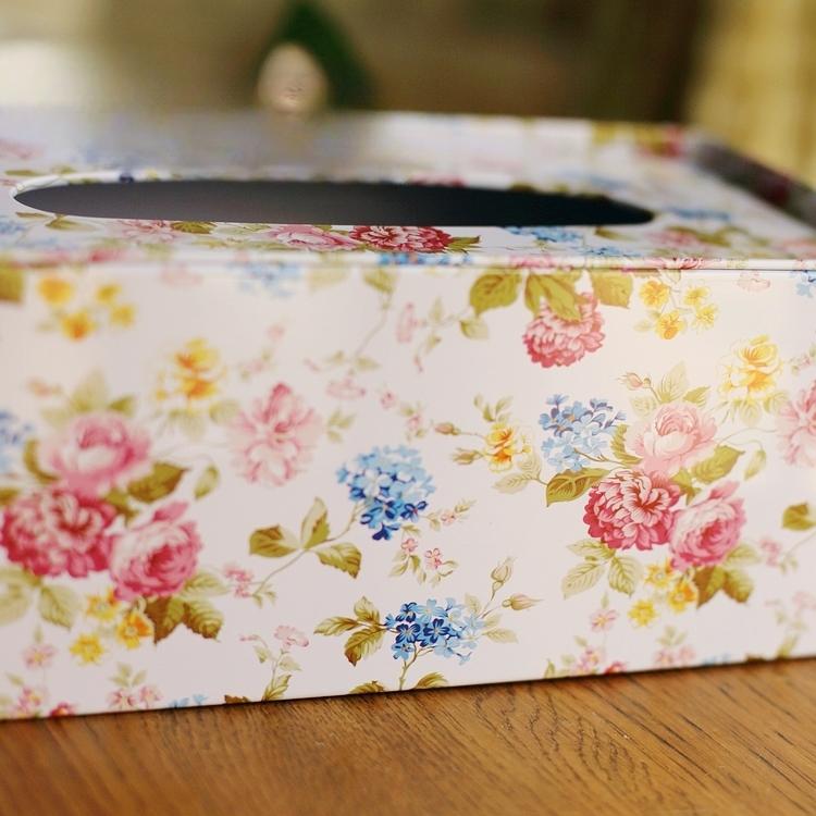 NEUE Hochwertige Taschentuchbox im ländlichen Stil mit Rosenmuster, Schreibtischdekoration aus Eisen