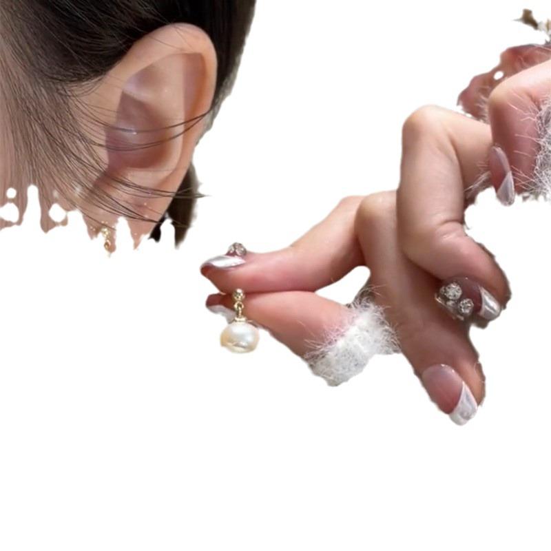 Boucles d'oreilles puces Perle Grise Tempéramentale - Luxe Léger, Polyvalentes & Rétro, Nouvelles pour Automne/Hiver 2023, Petit Design Aiguille Argent.