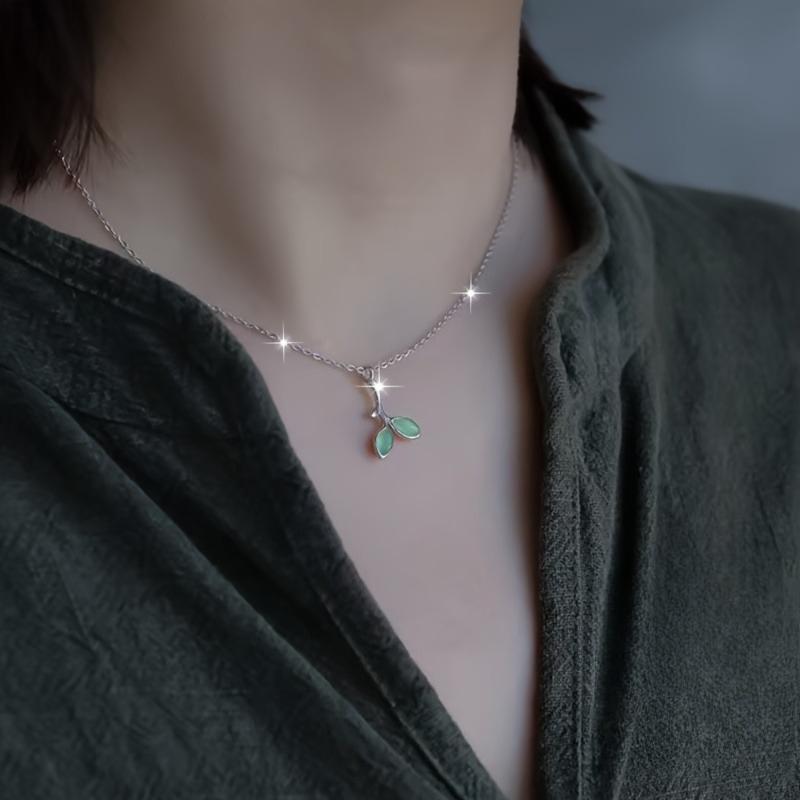 Ladies' Leaf Necklace, Simple and Tender Bud Leaf Design, Sweater Chain and Bone Chain Dual-use, Gift for Couples and Girlfriends