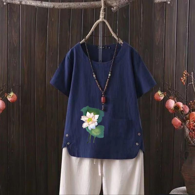 

Новая футболка из хлопка и конопли с V-образным вырезом и принтом лотоса для женщин - Лето 2025 г. Европейский и американский стиль 4XL темно-синий