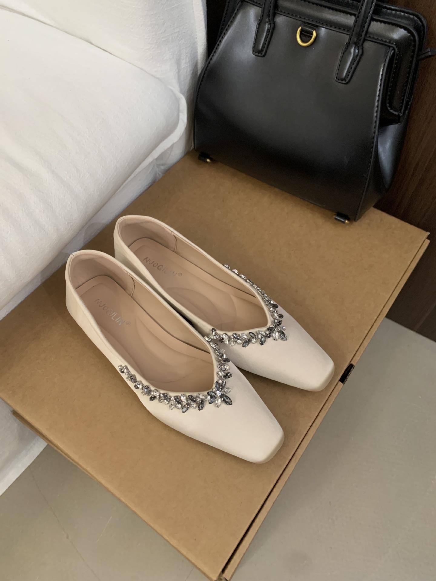 

2025 autumn and winter new temperament satin square head rhinestone chain single shoes women s spring and autumn commuting flat shoes 39 абрикосовый
