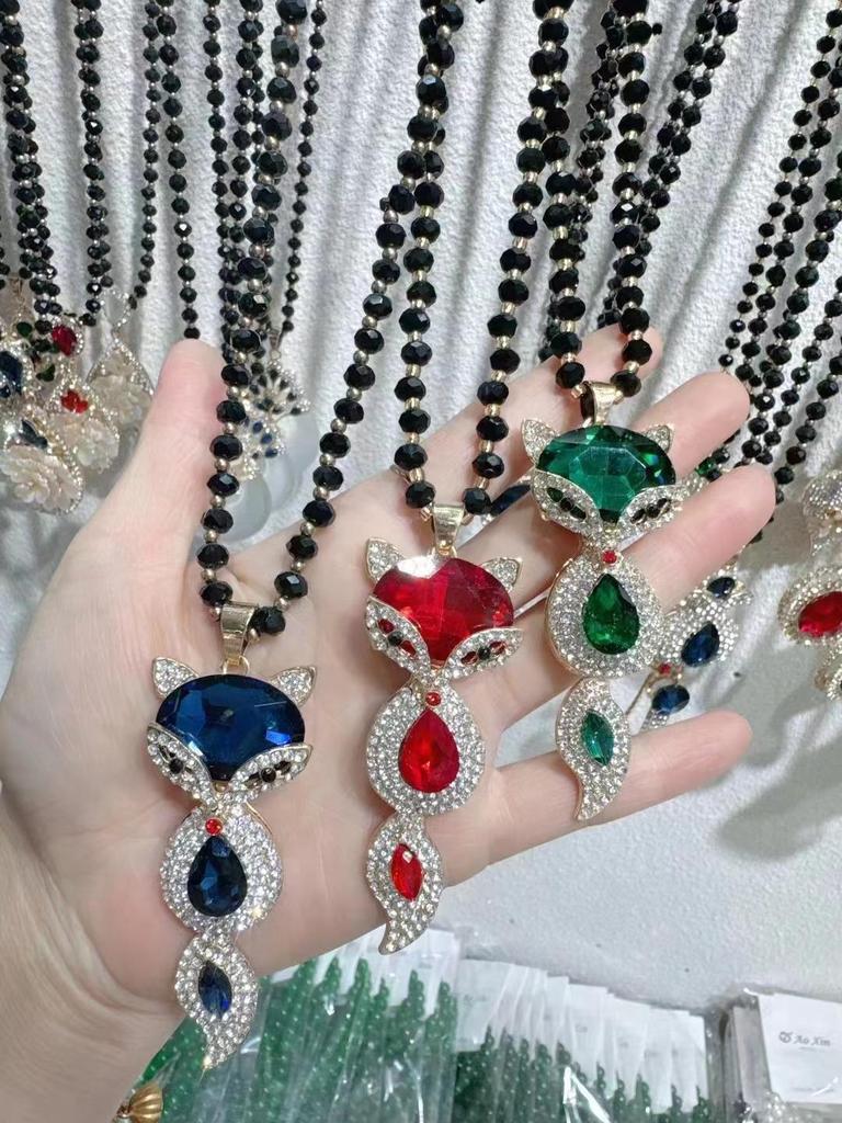 Elegant Cat's Eye Fox Pendant Necklace: Autumn/Winter Stylish Sweater Chain for Women