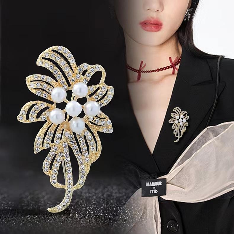 Brooch exquisite corsage Yiwu clothing accessories high-end versatile simple atmosphere pin niche
