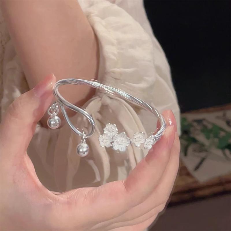 Kreative Pflaumenblüten Manschettenarmbänder für Damen Mode Exquisit Silberfarbe Floral Offenes Armband Armband Hochzeits Schmuck