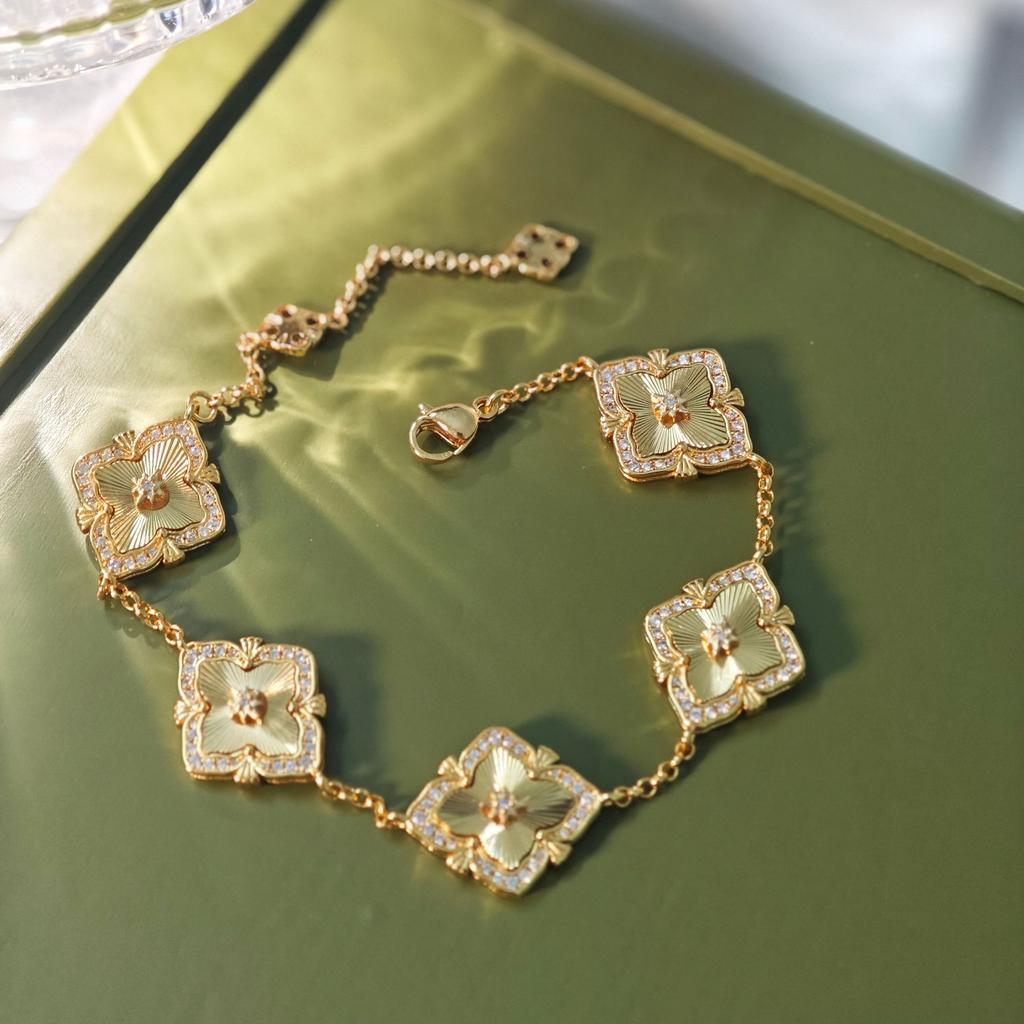 Buchi Laser Five-Flower Bracelet Set, Natural White Fritillary Light Luxury Medieval Jewelry