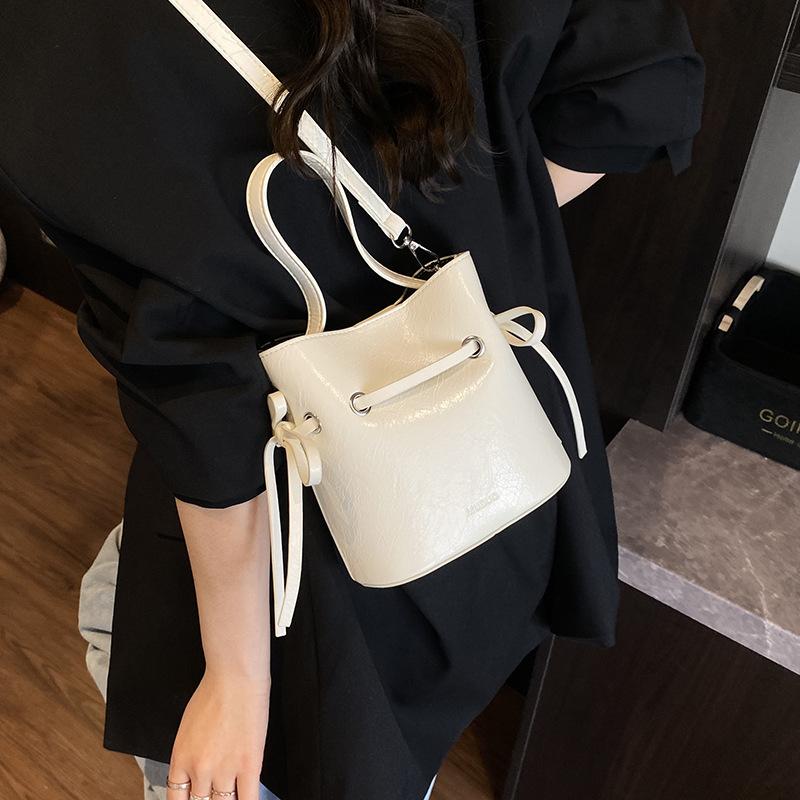 Handbag bag women's spring and summer new fashion small fresh simple bucket bag retro shoulder messenger bag