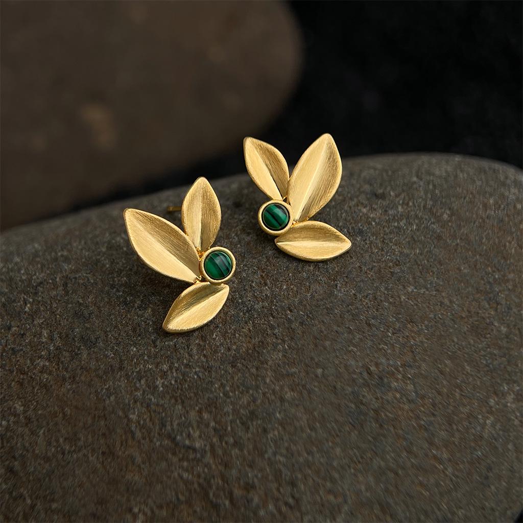 Ohrstecker aus 18 Karat Gold mit matt gebürstetem Blatt - Minimalistisches Design für leichten Luxus