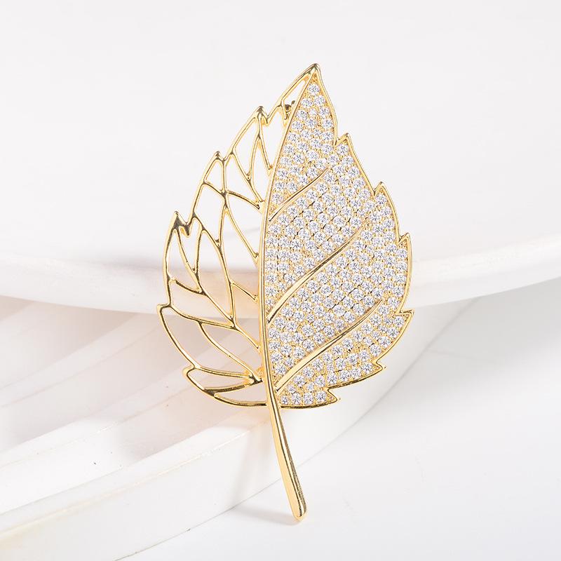 Стильная и изысканная полая брошь-лист, высококлассная женская брошь, инкрустированная бриллиантами, простые противобликовые булавки-аксессуары