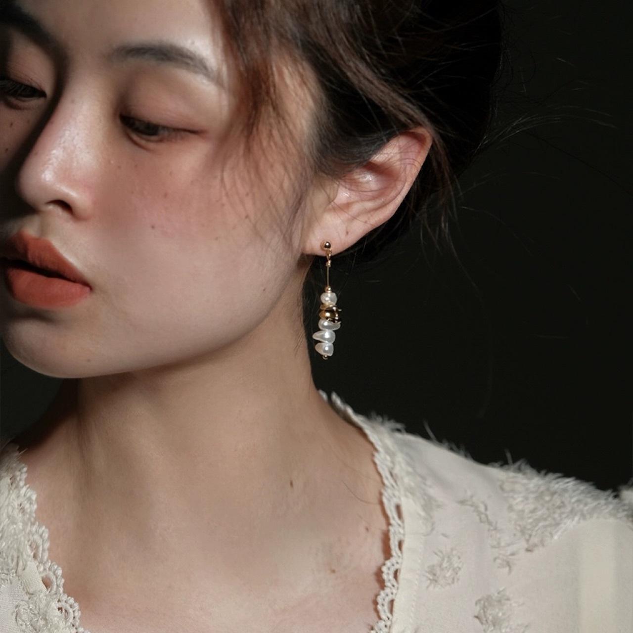 Broken silver series of natural freshwater pearl earrings for women s niche design French retro earrings Silver needle