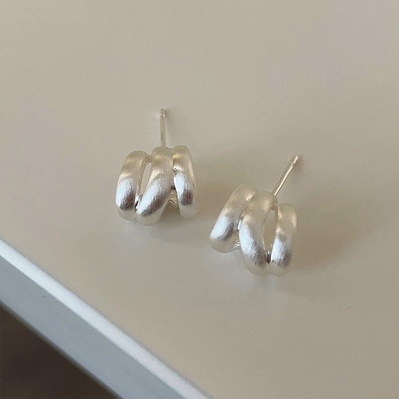 

Корейские нишевые матовые серьги-пусеты из многослойного металла с брашированной поверхностью, холодный стиль, изысканные и универсальные украшения для женщин