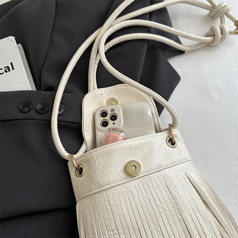 2025 New Trend Niche Design Fringed Mobile Phone Bag Women's Hand Shoulder Messenger Bag Retro Hong Kong Style Bucket Bag