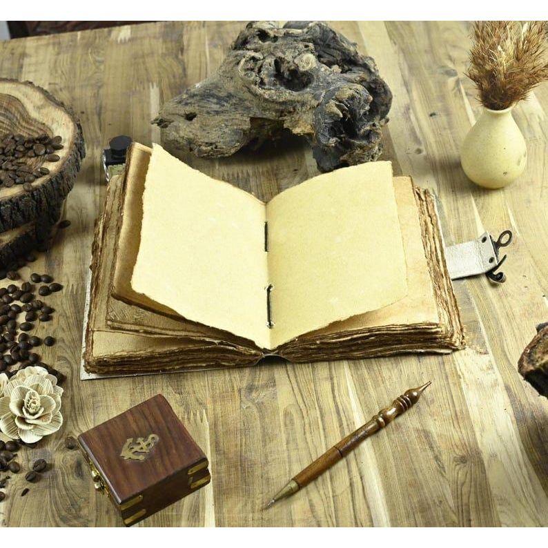 Jurnal Grimoire din Piele cu Arborele Vieții: Cartea Umbrelor Necompletată