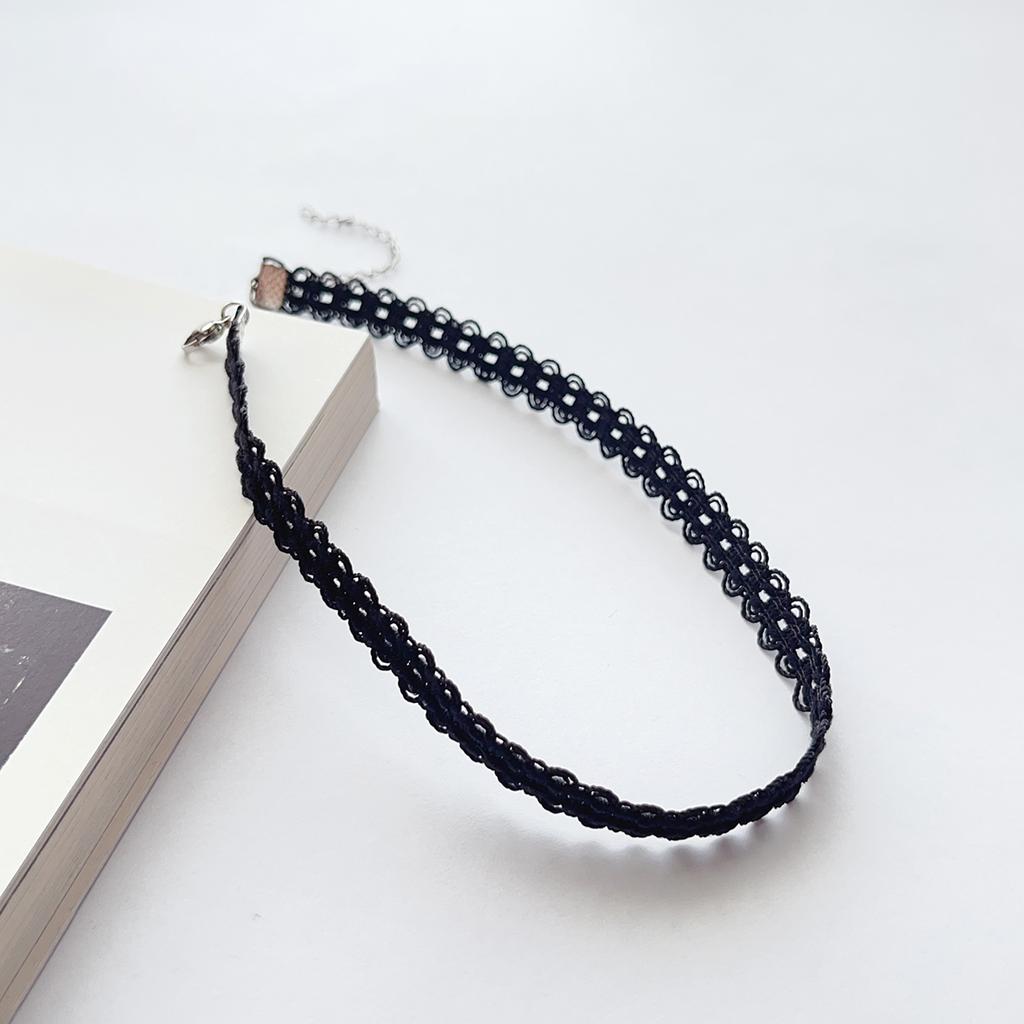 A fashionable, retro and versatile black lace choker collar, neck strap and short collarbone chain necklace for women