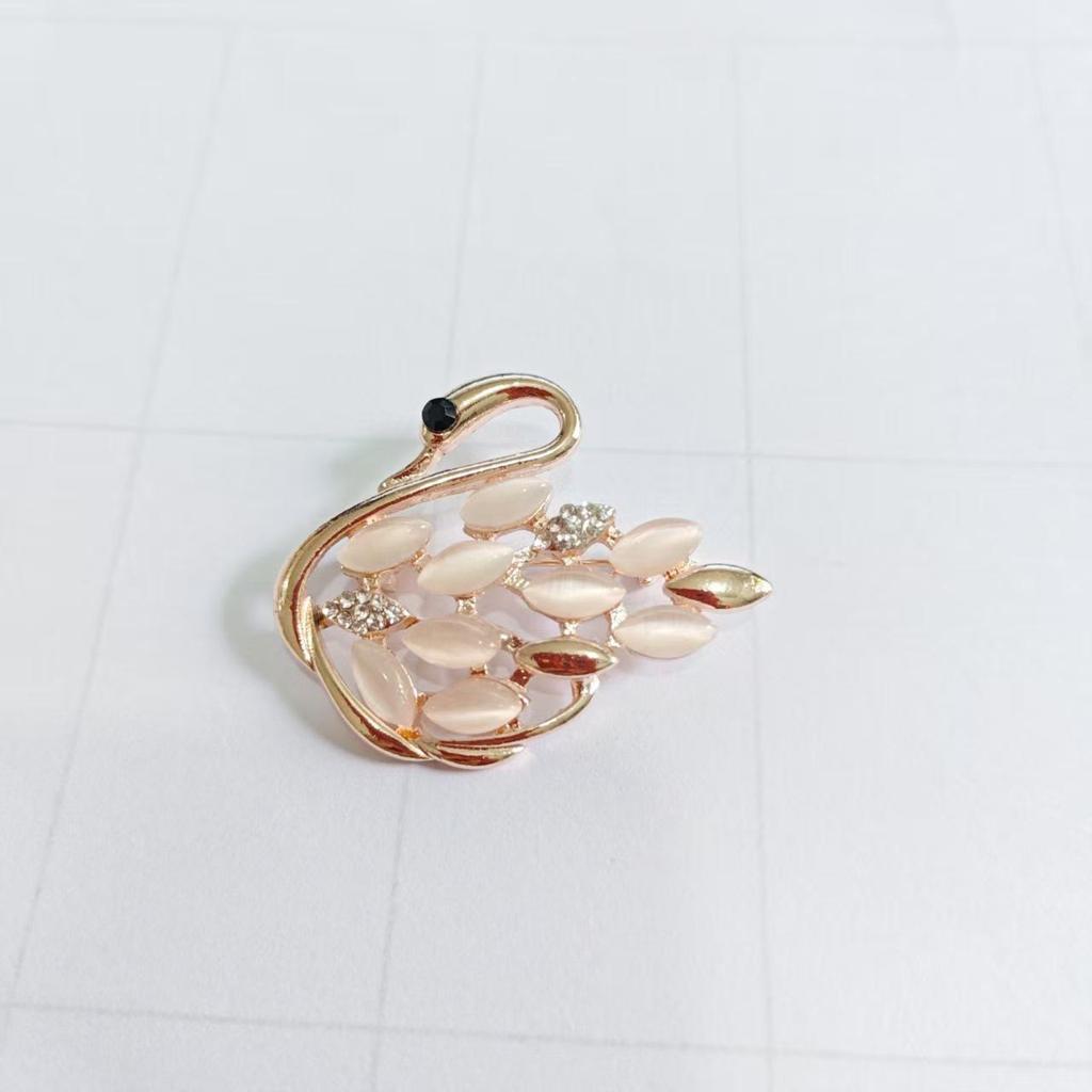 Elegant European Rhinestone Fish Brooch: High-End Alloy Animal Pin for Scarves