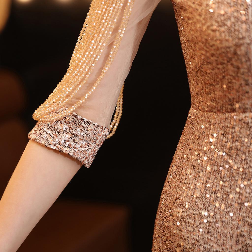 Барлық шұңқырларда әдемі адамдар тобы