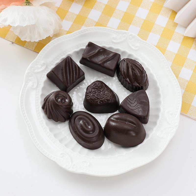 Modello di torta al cioccolato simulato per decorazione fai-da-te e accessorio fotografico