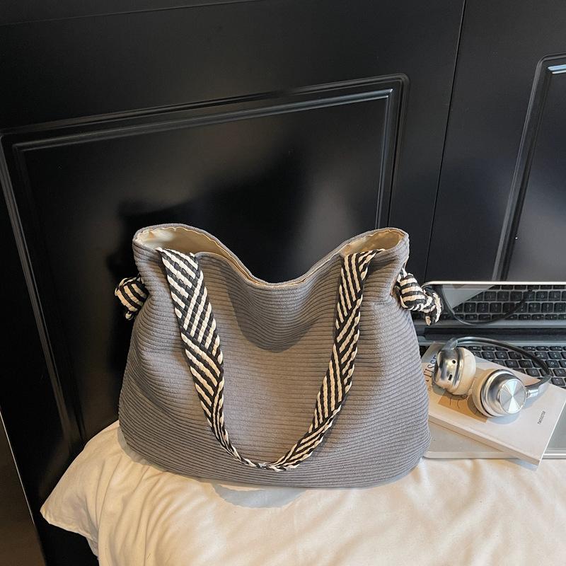 

Вместительная плиссированная сумка через плечо женская новая простая широкополосная сумка-тоут модная стильная сумочка