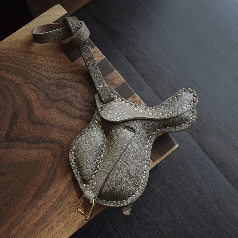 Britischer Sattel, handgenähter Ledertaschenanhänger, Rückspiegelanhänger, hochwertiger minimalistischer Geschenk-Schlüsselanhänger.