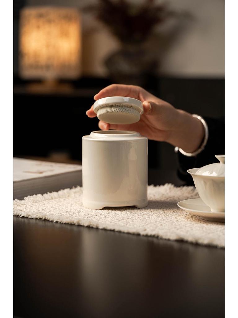 Yiyan Handmade Ceramic Tea Canister: Moisture-Proof, Sealed, Simple Chinese Tea Caddy for Home and Tea Ceremony Use