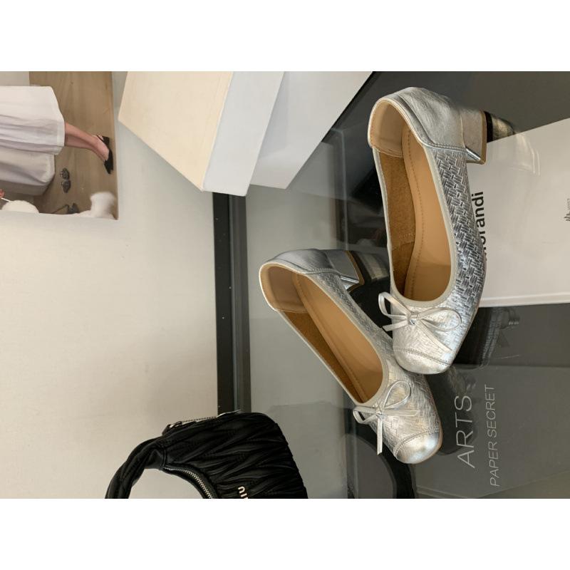 French retro square head bow single shoes women's 2025 autumn new commuting one-pedal thick heel shallow mouth grandma shoes
