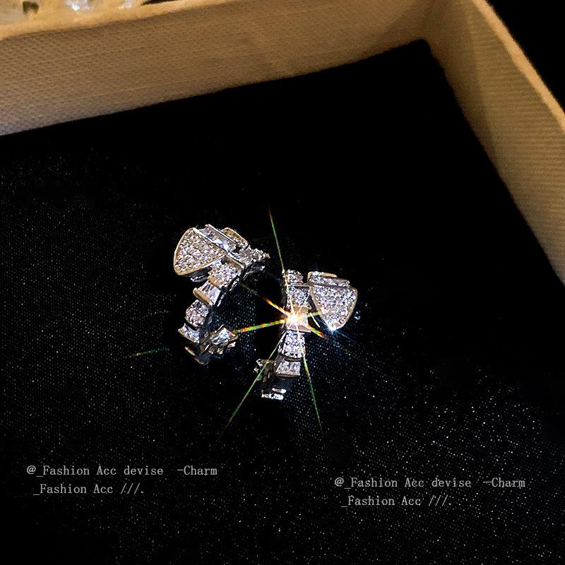 

Элегантные серьги-пусеты в виде змеи с цирконом – Универсальный дизайн в виде C-образного кольца для женщин, Изысканно выполненные украшения для ушей в виде змеиной кости.