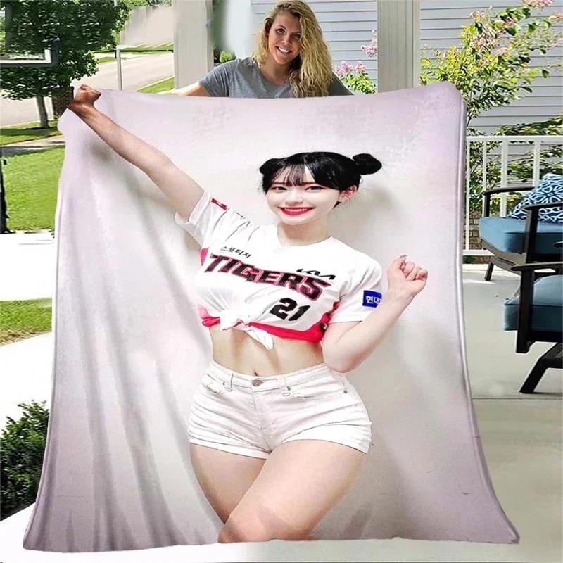Korean Li Duohui Cheerleader Soft Plush Blanket, Flannel Blanket Throw Blanket for Living Room Bedroom Bed Sofa Picnic Cover 75X95CM