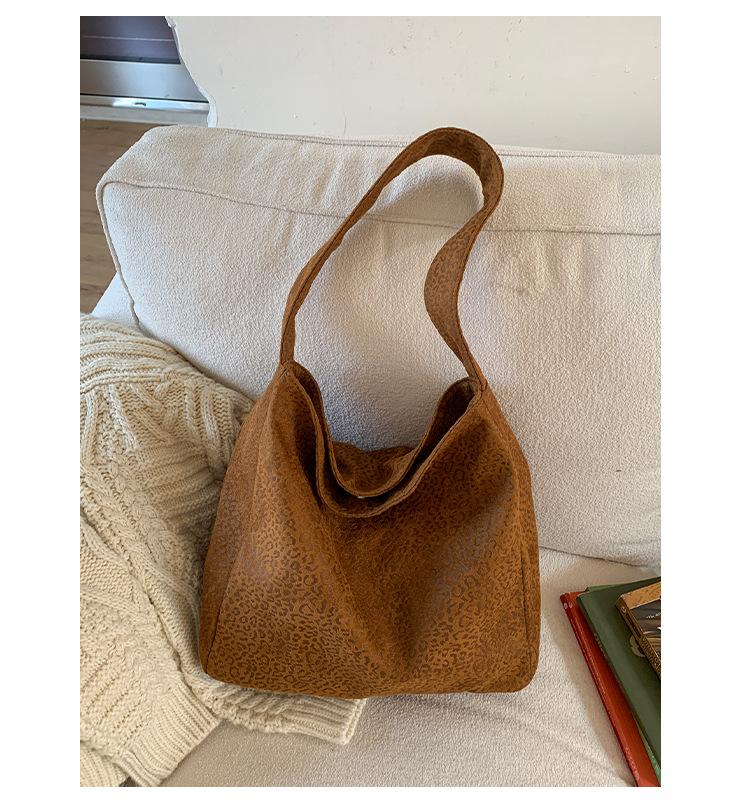

Leopard print canvas tote bag women s large capacity slack 2025 new trendy commuter handbag lazy wind shoulder bag коричневый