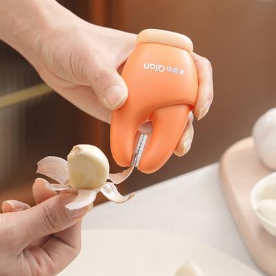 2-in-1 Crab Claw Garlic Peeler Grater Ergonomic Kitchen Tool with Magnetic Holder Stainless Steel Blades Quick Garlic Skin Remover Tool for Home Chefs