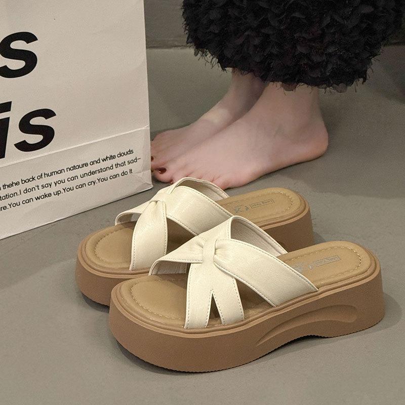 Internetkändis tjock sula coola tofflor dam sommar 2025 ny fe-stil med kjol casual strandtofflor