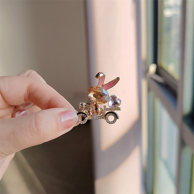 

Дизайн Sense Niche Милая брошь в виде кролика-велосипеда Высококачественная брошь Изысканная женская брошь в виде года кролика