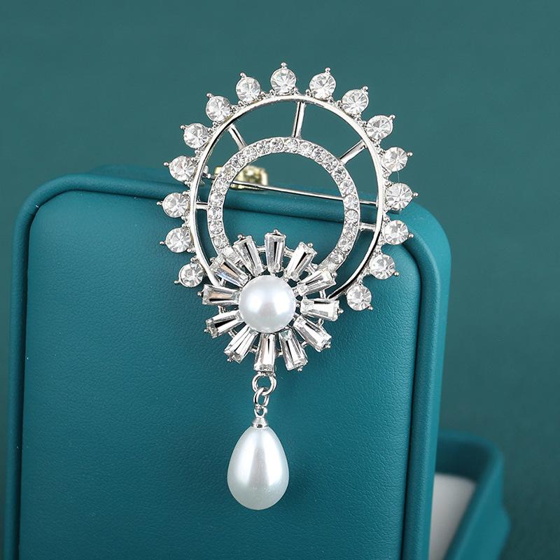Suit brooch high-end light luxury Ferris wheel niche corsage pin hanging beads with jewelry
