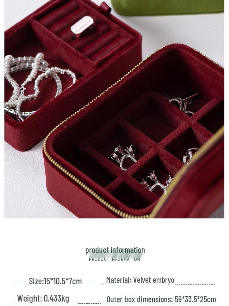 Czerwone aksamitne pudełko podróżne na biżuterię ze złotymi akcentami