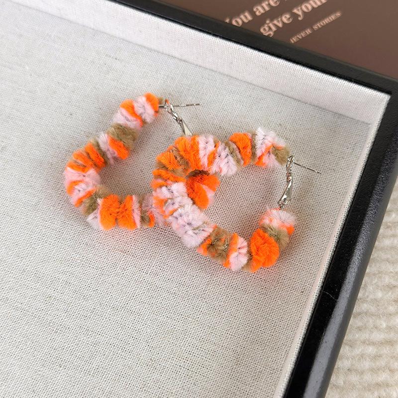 

Колір дівчата контрастний колір осінь і зима сережки плюшеві любовні сережки вінтажні сережки нові вибухові сережки помаранчевий