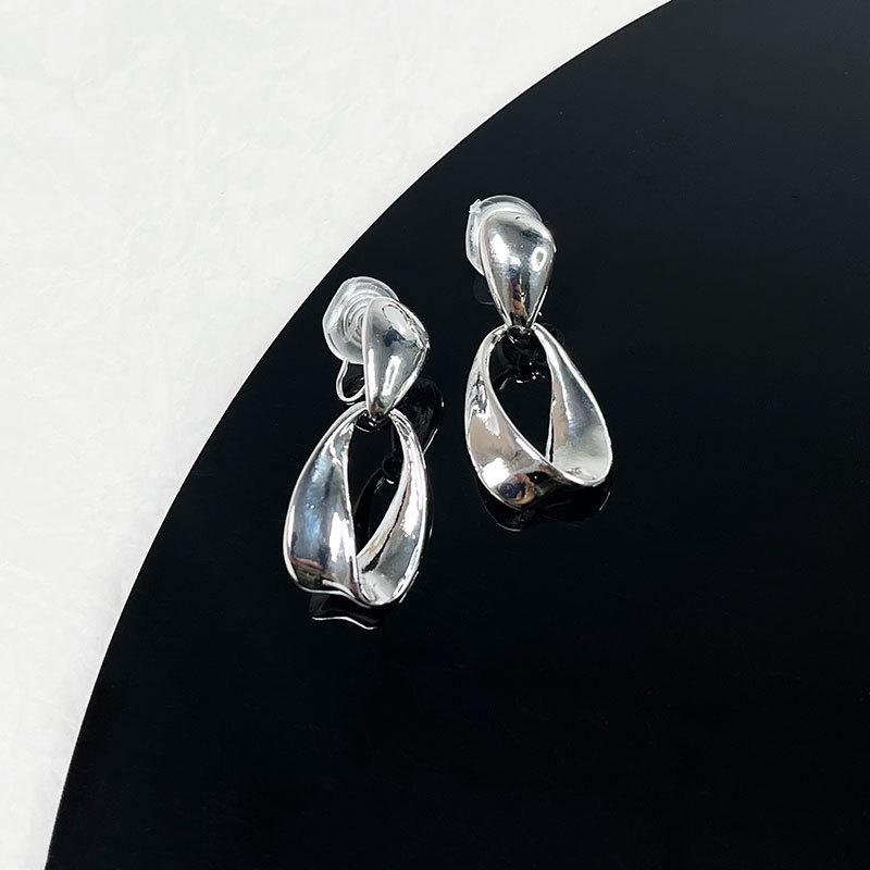 Pearl Mosquito Coil Disc Ear Clips: No-Pierce, Elegant French-Style Earrings for Women
