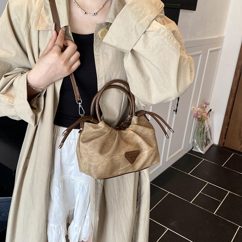 

Niche pleated versatile shoulder handbag women s summer new retro fashion commuter messenger bag коричневый