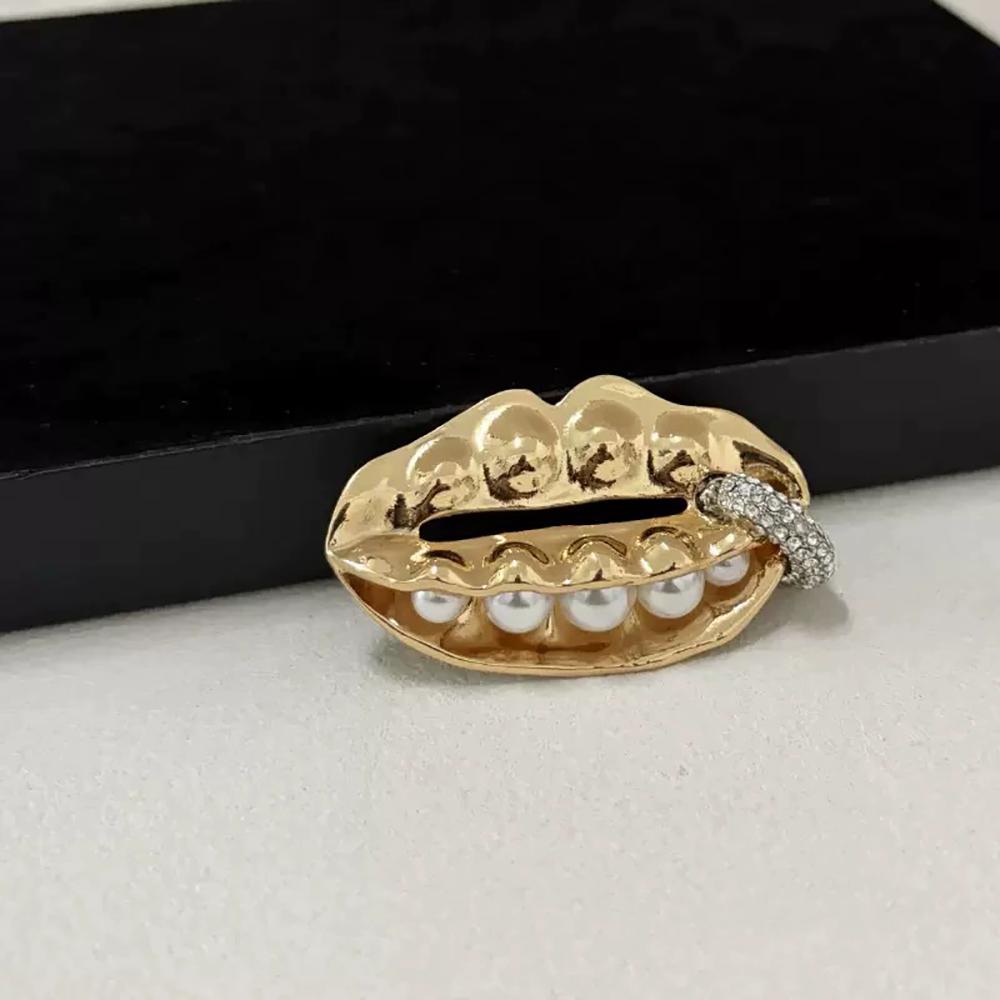 

Exaggerated Pea Pod Lip Pendant Necklace For Women Retro High-End And Fashionable Pearl Collarbone Chain a Gift For Friends Other