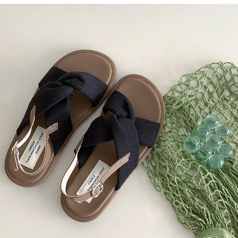 Design Sense Niche Flat Sandals Women 2025 Summer Seaside Silver Cool Slippers Beach Shoes Wear Roman Sandals