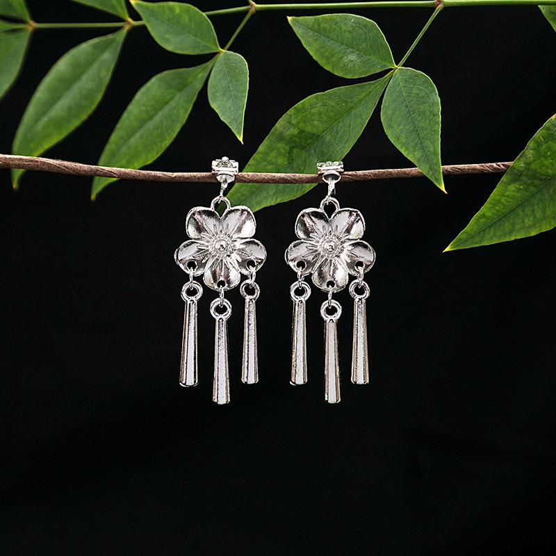 Ethnic Miao Silver Tassel Ear Clip - No-Piercing Retro Metal Earring for Women