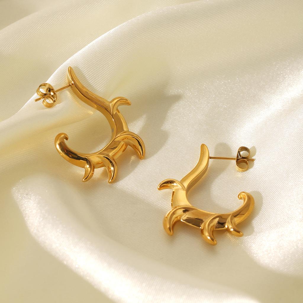 New C-shaped irregular curved hook stud earrings, stylish design, 18K gold titanium steel earrings, fade-resistant