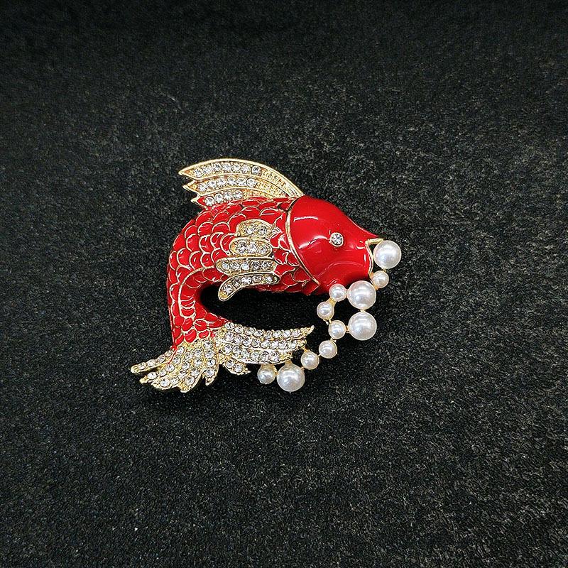 Brož se zlatými rybkami Koi - Vyzařuje sofistikovanost, symbolizuje štěstí a prosperitu rok co rok.