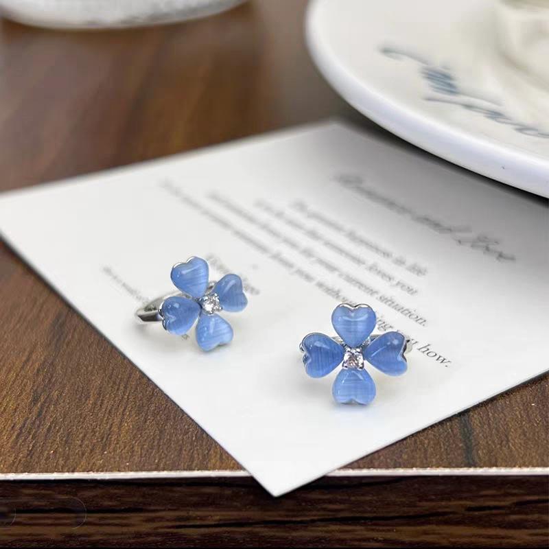 Fresh blue four-leaf flower ear buckle, niche earrings, exquisite simple and small earrings.