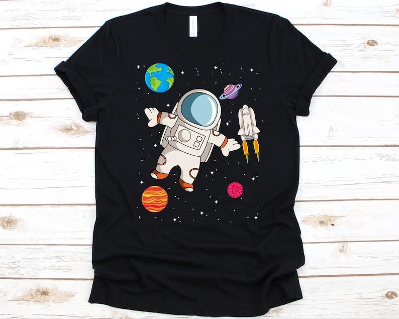 Floating Astronaut Shirt Cute Astronaut Design Outer Space Gift for Astronaut Graphic Space Cosmonauts Casual Planets TShirt