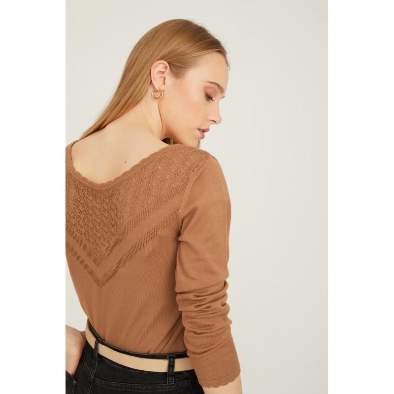 

Свитер с открытой спиной