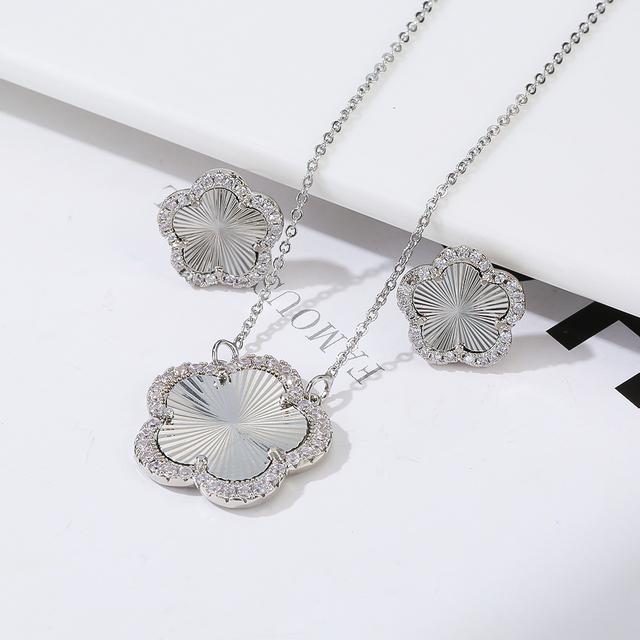 Top Quality Women Girls Five Leaf Flower Set Necklace Earrings Fashion Luxury Natural Stone Shell Set High Quality Zircon Gifts