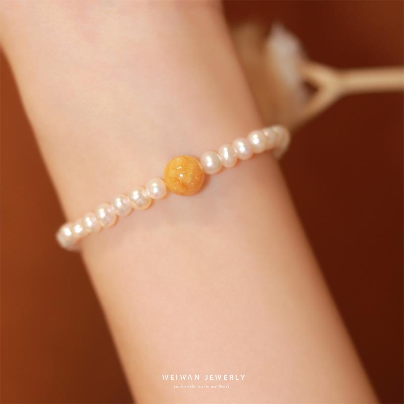 

Fusuiyin Natural Freshwater Pearl Bracelet for Women, Old Amber Bead Bracelet, Simple Design Gift Poetry of Fluttering Slee