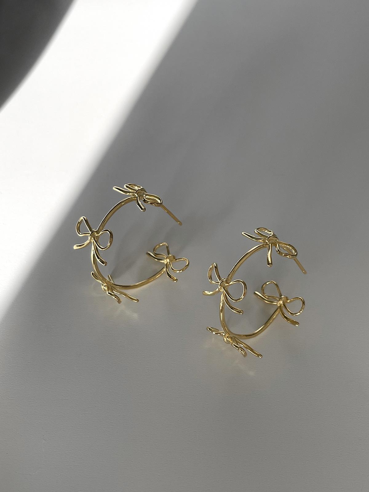 

Bow splicing simple circle stud earrings female girl heart Korean version ins fresh and exquisite 925 silver needle earrings earrings 925 silver needles