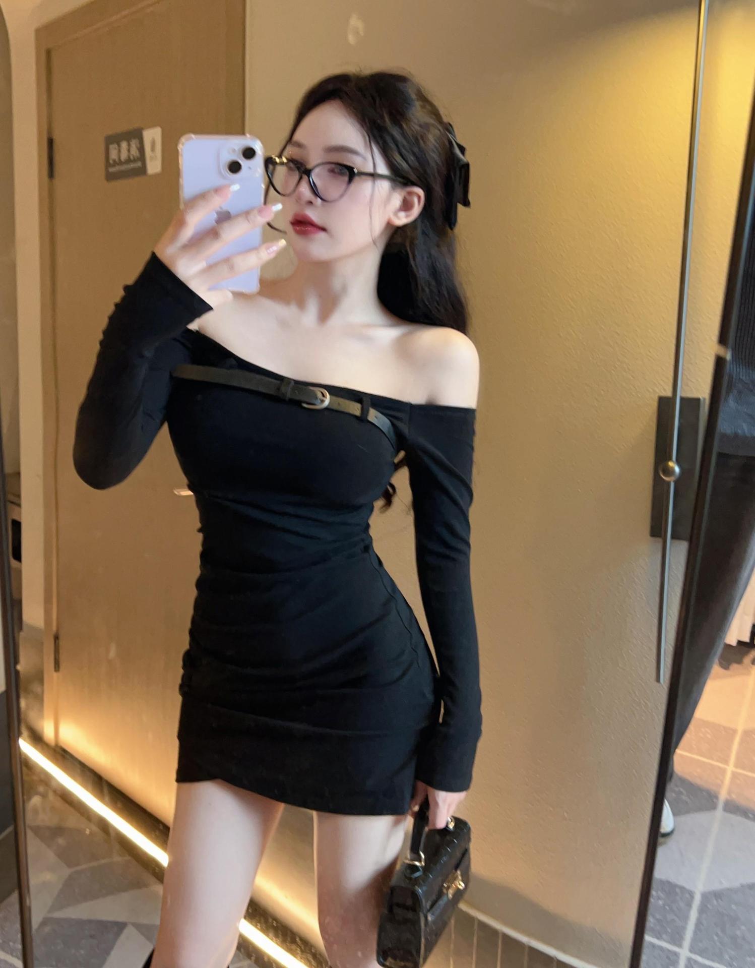 

Sexy one-word collar long-sleeved dress with exposed collarbone, female autumn spice girl waist-wrapped hip skirt, tight pleated one-step short skirt S