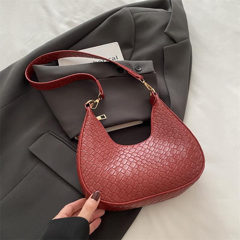 

French woven crescent bag niche design 2025 new versatile high-end texture fashion shoulder bag underarm bag women красный