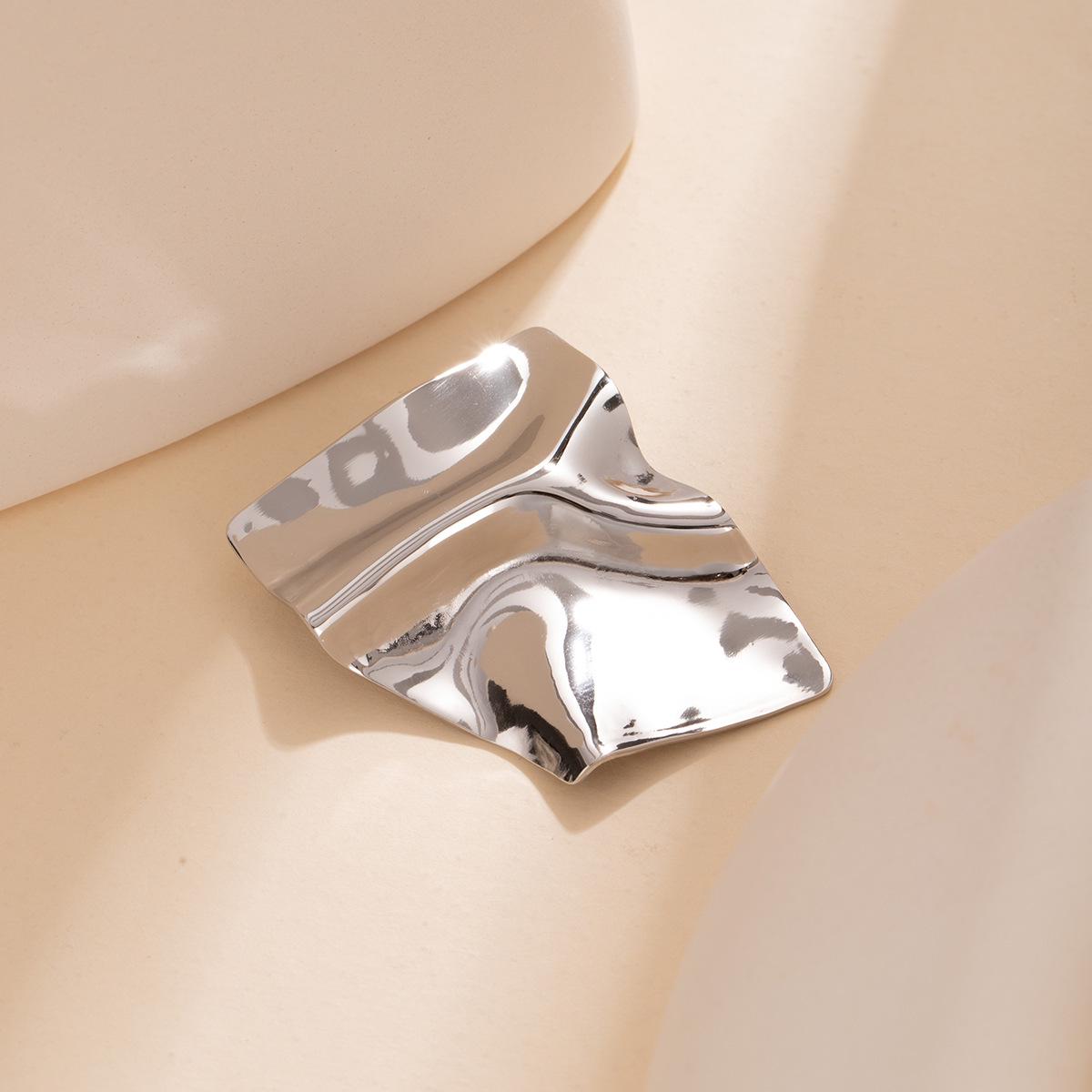 High-End Minimalist Geometric Brooch: Stylish Pleated Metal Pin Accessory